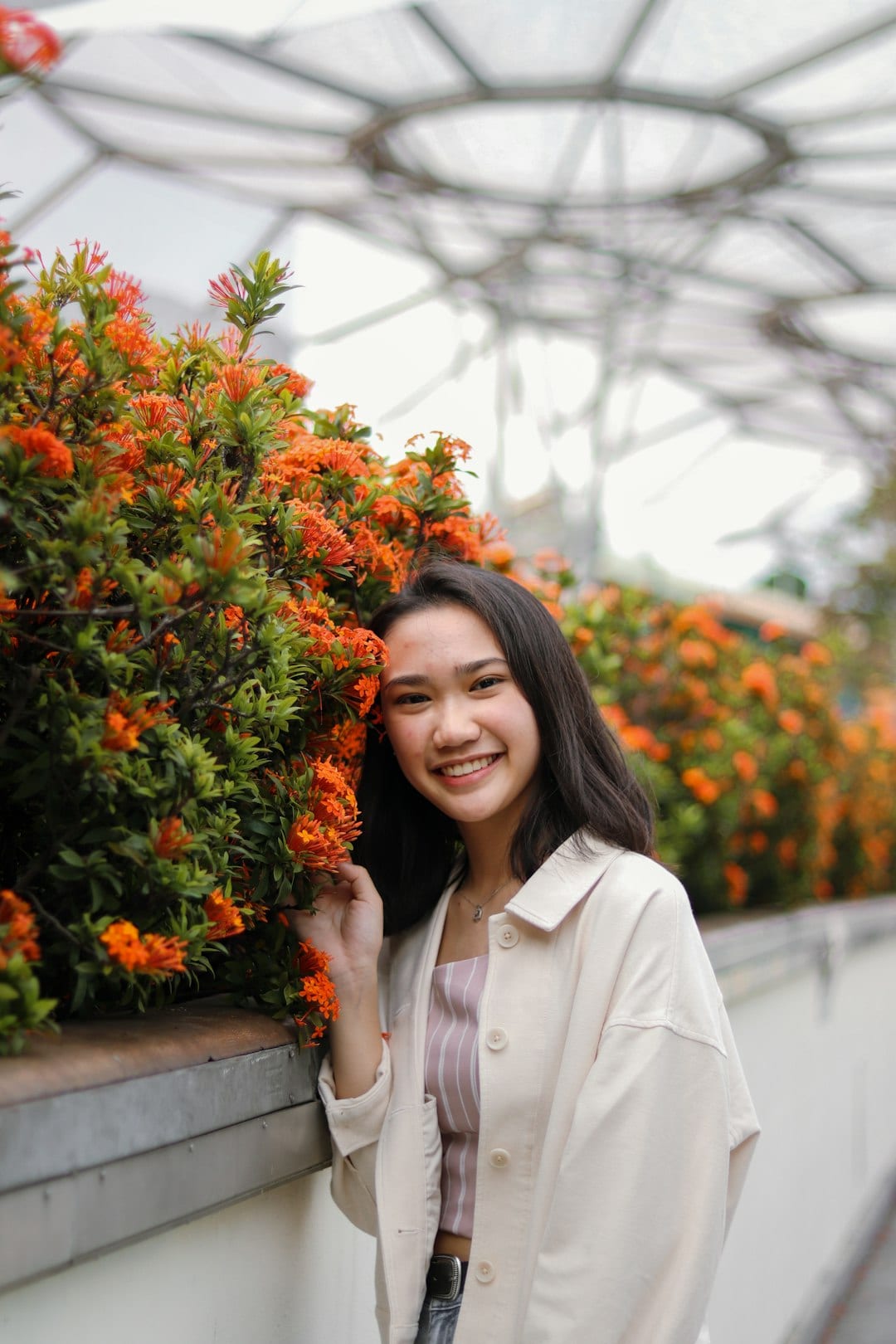 Professional portrait of Sarah, a fresh graduate agent